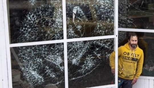 El artista Simon Berger rompe el vidrio para crear armonía y belleza a partir del caos El artista Simon Berger rompe el vidrio para crear armonía y belleza a partir del caos