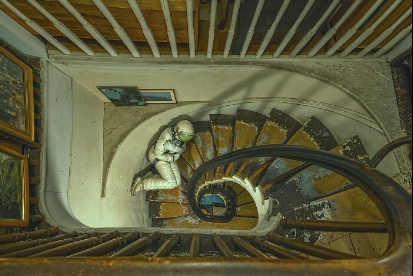 “El astronauta solitario”: autorretratos en entornos abandonados y en decadencia