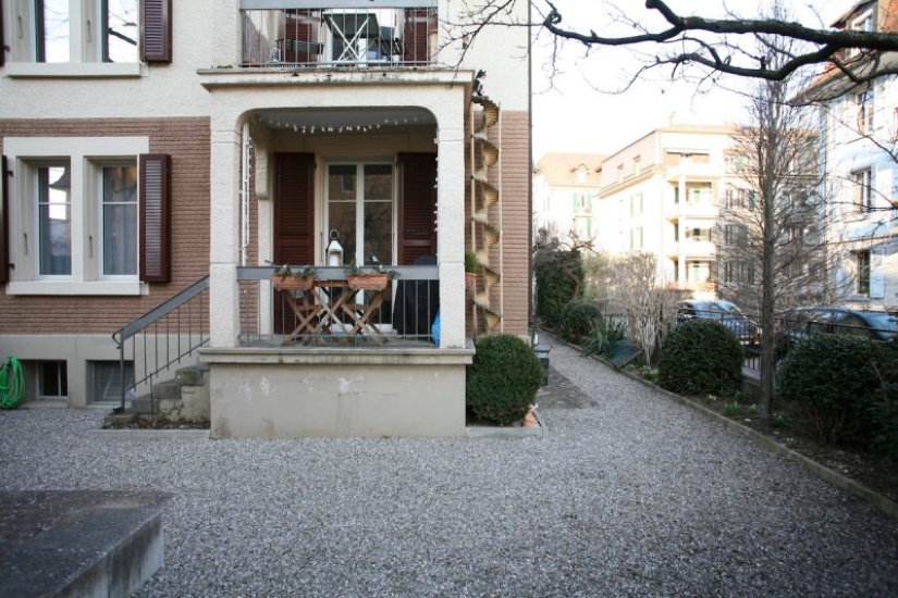 El camino hacia el gato Reino: las escaleras a los peludos animales domésticos en las fachadas de las casas Suizas El camino hacia el gato Reino: las escaleras a los peludos animales domésticos en las fachadas de las casas Suizas