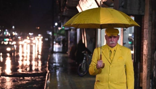 El color del ambiente es amarillo: este anciano sirio ha estado usando ropa de un solo tono durante 35 años El color del ambiente es amarillo: este anciano sirio ha estado usando ropa de un solo tono durante 35 años
