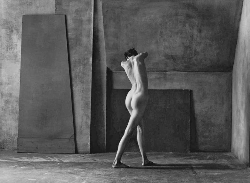 El cuerpo femenino y la geometría en la obra del fotógrafo Christian Coigny