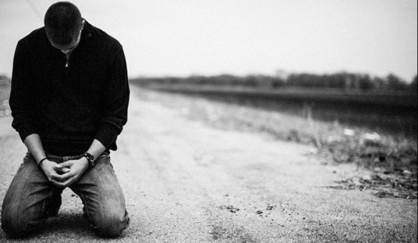 El experto llamó 10 formas para controlar a las masas, que utiliza activamente el poder