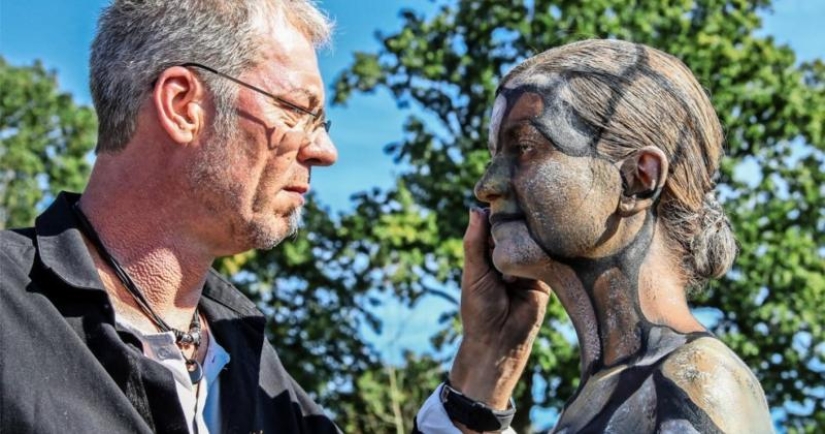 El fotógrafo esconde modelos desnudos en sus obras de paisaje. Podemos encontrarlos?