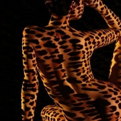 El fotógrafo francés vistió a sus modelos de luz, sombra y nada más