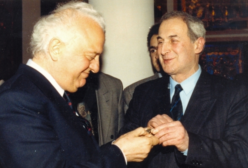 El ladrón más inusual en la ley Jaba Ioseliani y su ejército "Mkhedrioni" El ladrón más inusual en la ley Jaba Ioseliani y su ejército "Mkhedrioni"