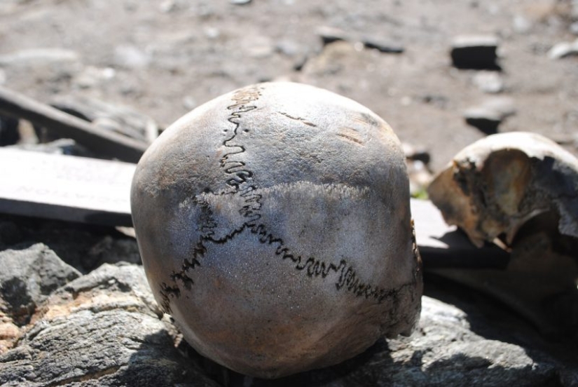 El lago Roopkund del Himalaya es un cementerio de 500 personas, que guarda su secreto El lago Roopkund del Himalaya es un cementerio de 500 personas, que guarda su secreto