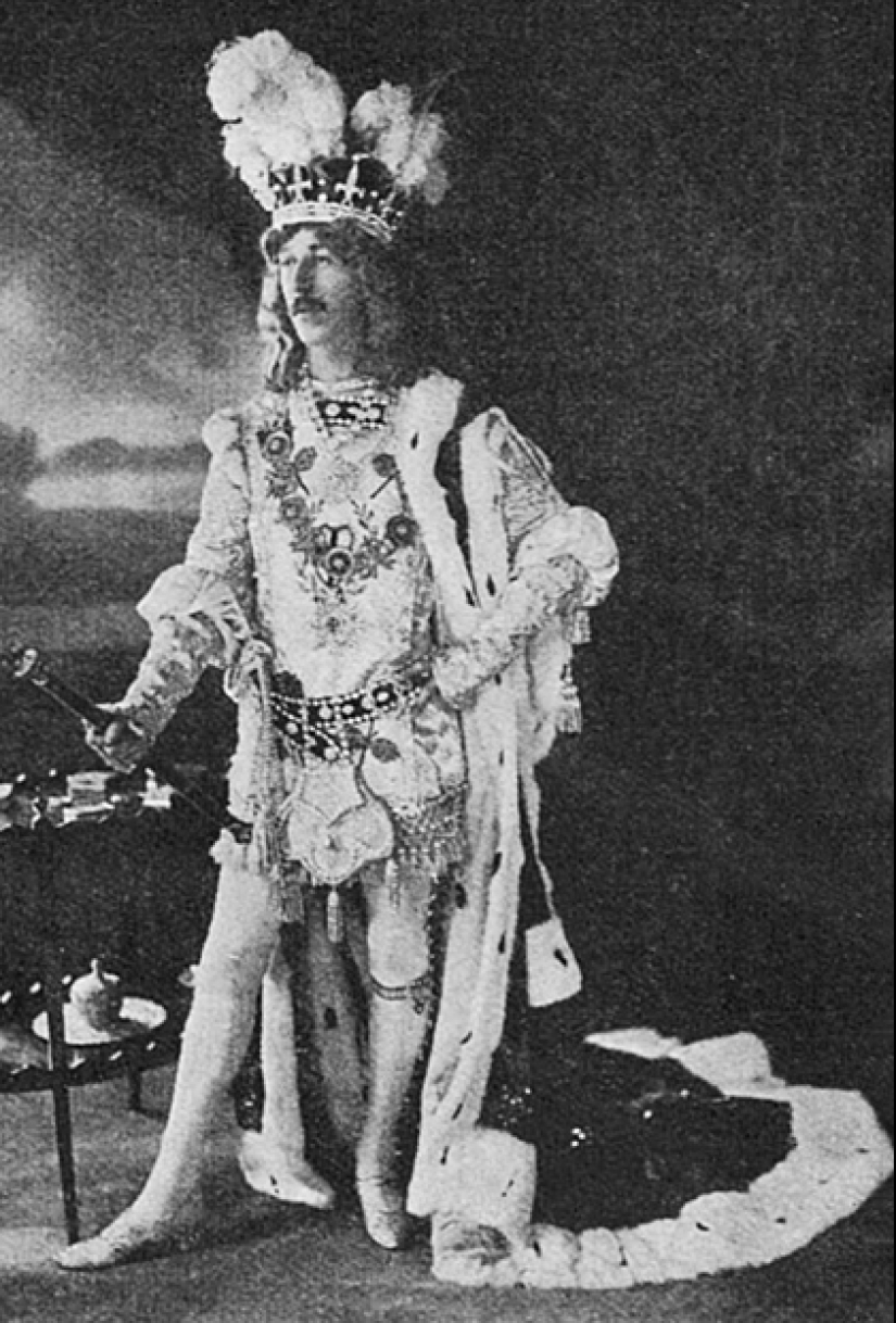 El marqués loco Henry Cyril Paget y su "Teatro de la alegría" El marqués loco Henry Cyril Paget y su "Teatro de la alegría"