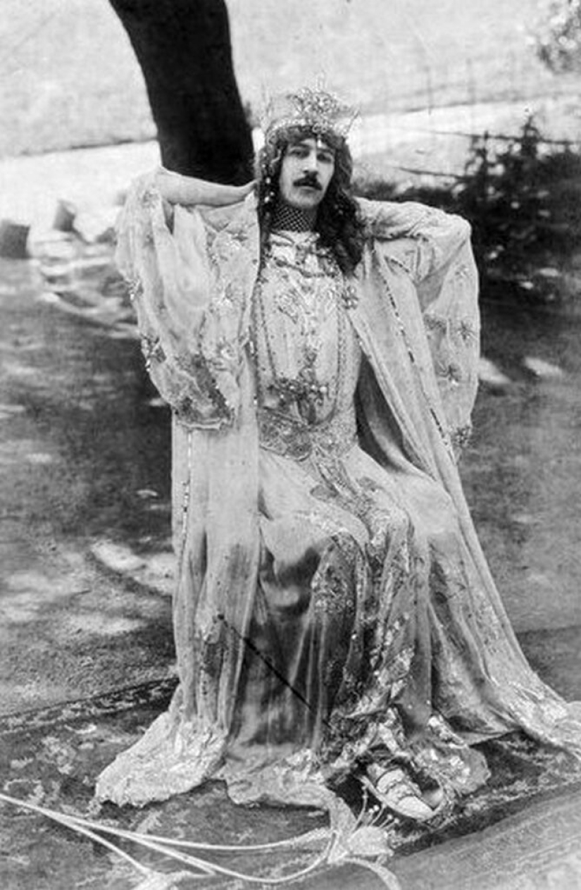 El marqués loco Henry Cyril Paget y su "Teatro de la alegría" El marqués loco Henry Cyril Paget y su "Teatro de la alegría"