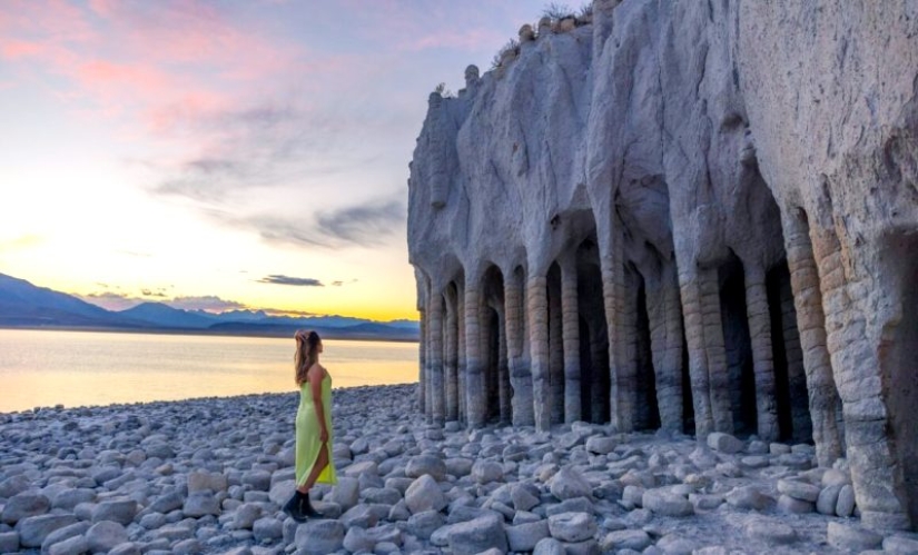 El misterio de las columnas del lago Crowley de California El misterio de las columnas del lago Crowley de California