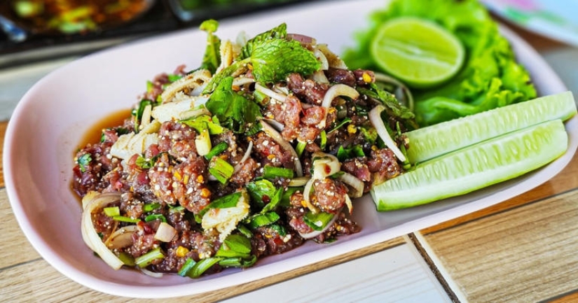 El mortal plato tailandés Koi Pla, que mata a miles de personas cada año El mortal plato tailandés Koi Pla, que mata a miles de personas cada año