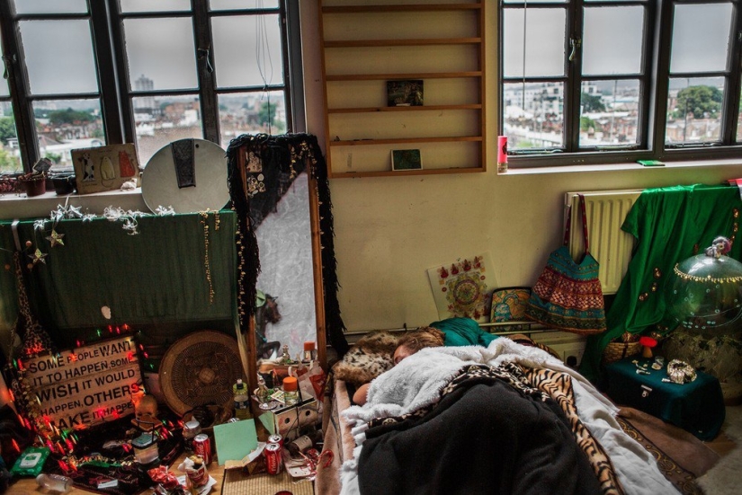 El mundo de las okupas londinenses y sus habitantes en el proyecto fotográfico de Corinna Kern