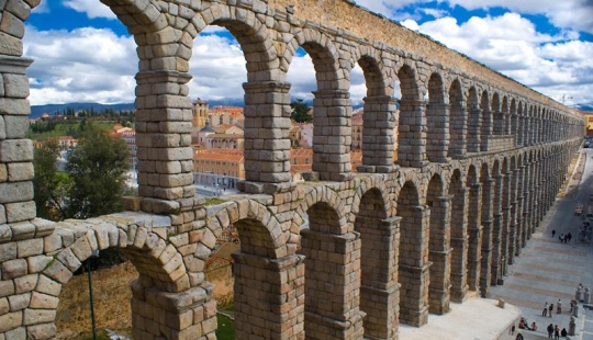 El único acueducto romano antiguo que todavía se utiliza para el fin previsto El único acueducto romano antiguo que todavía se utiliza para el fin previsto