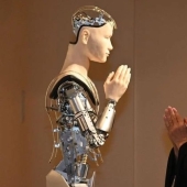 El progreso ha llegado lejos: un robot predicador trabaja en un templo japonés