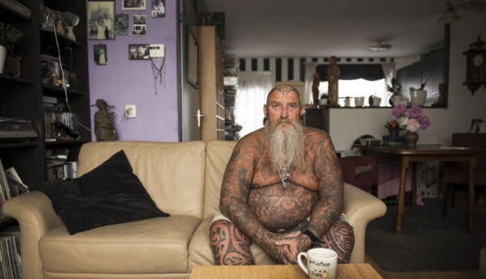 El proyecto fotográfico optimista de Ingrid Meyhering sobre viejos de moda con tatuajes El proyecto fotográfico optimista de Ingrid Meyhering sobre viejos de moda con tatuajes