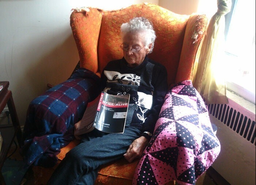 El sueño es sagrado: gente durmiendo en las más ridículas poses y lugares El sueño es sagrado: gente durmiendo en las más ridículas poses y lugares