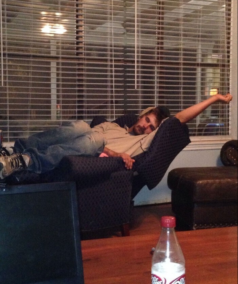 El sueño es sagrado: gente durmiendo en las más ridículas poses y lugares El sueño es sagrado: gente durmiendo en las más ridículas poses y lugares