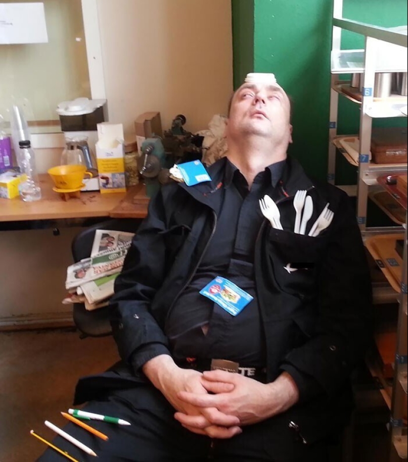 El sueño es sagrado: gente durmiendo en las más ridículas poses y lugares El sueño es sagrado: gente durmiendo en las más ridículas poses y lugares