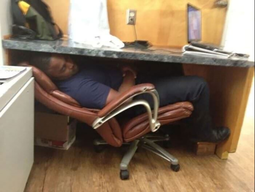 El sueño es sagrado: gente durmiendo en las más ridículas poses y lugares El sueño es sagrado: gente durmiendo en las más ridículas poses y lugares