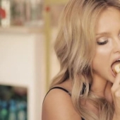 Ella mastica - Los clientes pagan: Impactante tendencia &quot;Bird&quot; en OnlyFans