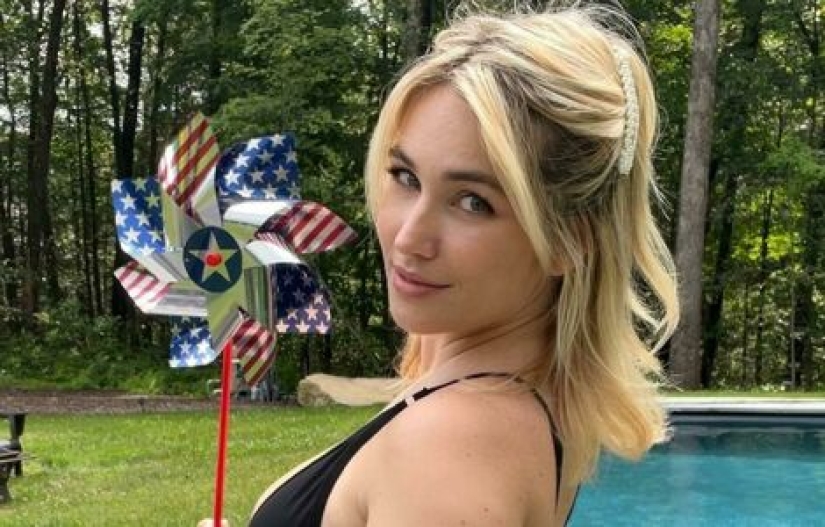 Ella mastica - Los clientes pagan: Impactante tendencia &quot;Bird&quot; en OnlyFans