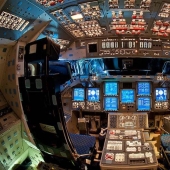 En la cabina del piloto del transbordador espacial