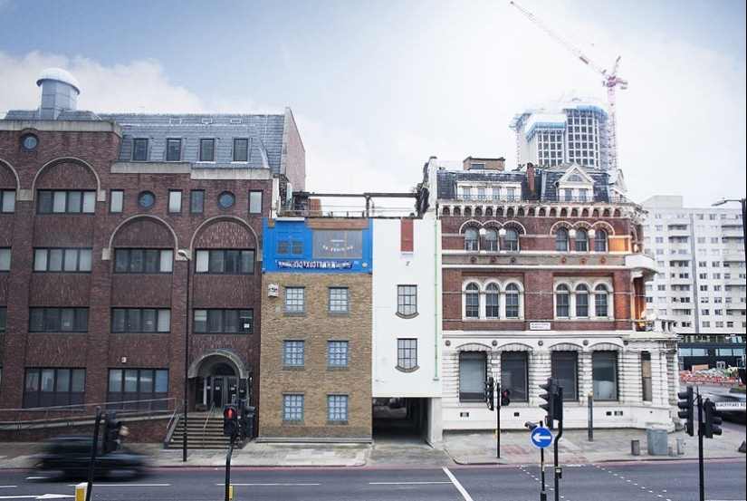 En las manos de este británico, las casas se derriten, vuelan y se deslizan a los pies de los transeúntes En las manos de este británico, las casas se derriten, vuelan y se deslizan a los pies de los transeúntes