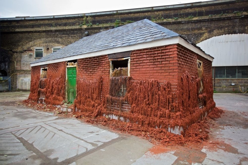 En las manos de este británico, las casas se derriten, vuelan y se deslizan a los pies de los transeúntes En las manos de este británico, las casas se derriten, vuelan y se deslizan a los pies de los transeúntes