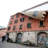 En las manos de este británico, las casas se derriten, vuelan y se deslizan a los pies de los transeúntes