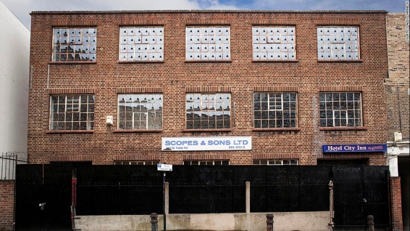 En las manos de este británico, las casas se derriten, vuelan y se deslizan a los pies de los transeúntes En las manos de este británico, las casas se derriten, vuelan y se deslizan a los pies de los transeúntes