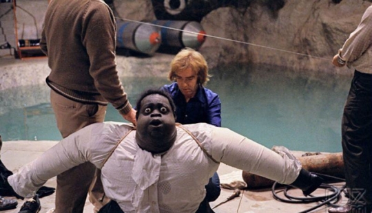 En los decorados de películas clásicas de Hollywood En los decorados de películas clásicas de Hollywood