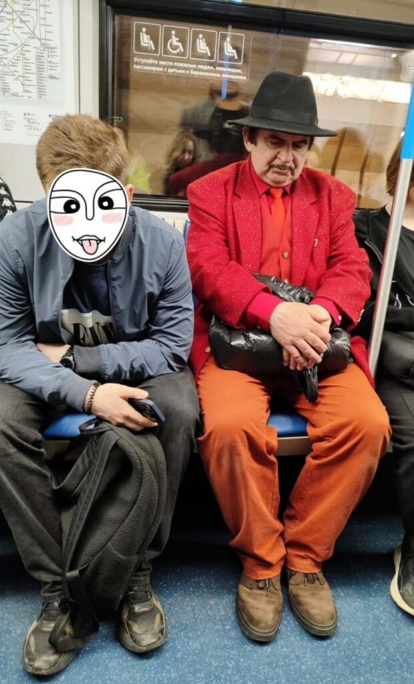 Encuentros inusuales en el metro: amantes de la moda, excéntricos y gente simplemente interesante. Encuentros inusuales en el metro: amantes de la moda, excéntricos y gente simplemente interesante.