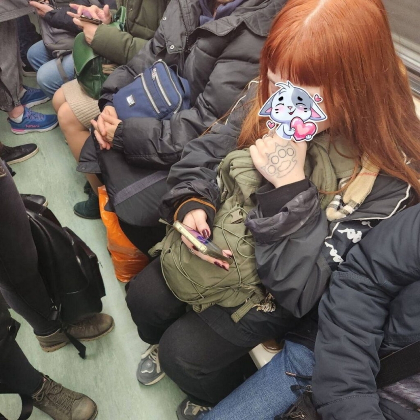 Encuentros inusuales en el metro: amantes de la moda, excéntricos y gente simplemente interesante. Encuentros inusuales en el metro: amantes de la moda, excéntricos y gente simplemente interesante.