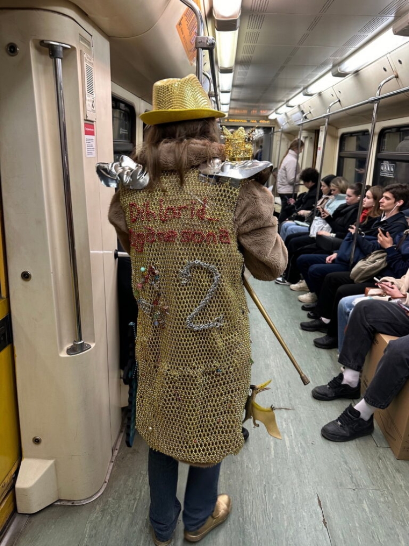 Encuentros inusuales en el metro: amantes de la moda, excéntricos y gente simplemente interesante. Encuentros inusuales en el metro: amantes de la moda, excéntricos y gente simplemente interesante.