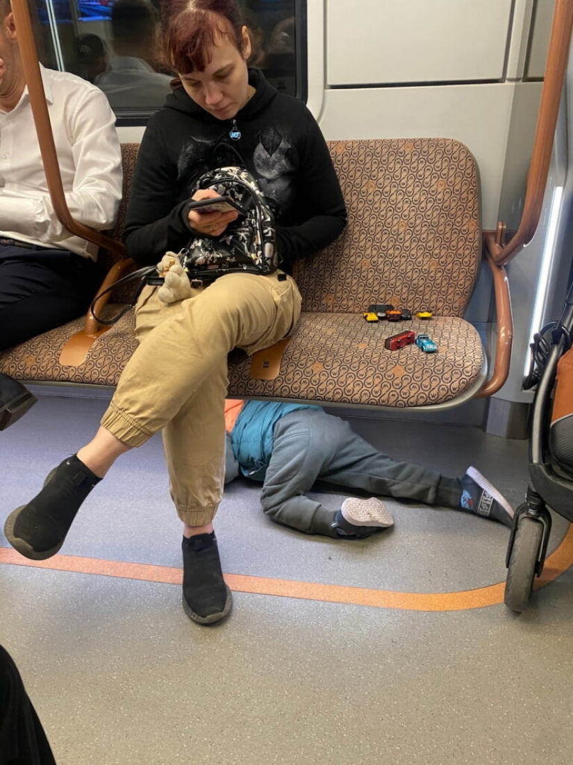 Encuentros inusuales en el metro: amantes de la moda, excéntricos y gente simplemente interesante. Encuentros inusuales en el metro: amantes de la moda, excéntricos y gente simplemente interesante.