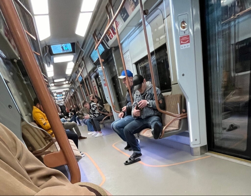 Encuentros inusuales en el metro: amantes de la moda, excéntricos y gente simplemente interesante. Encuentros inusuales en el metro: amantes de la moda, excéntricos y gente simplemente interesante.