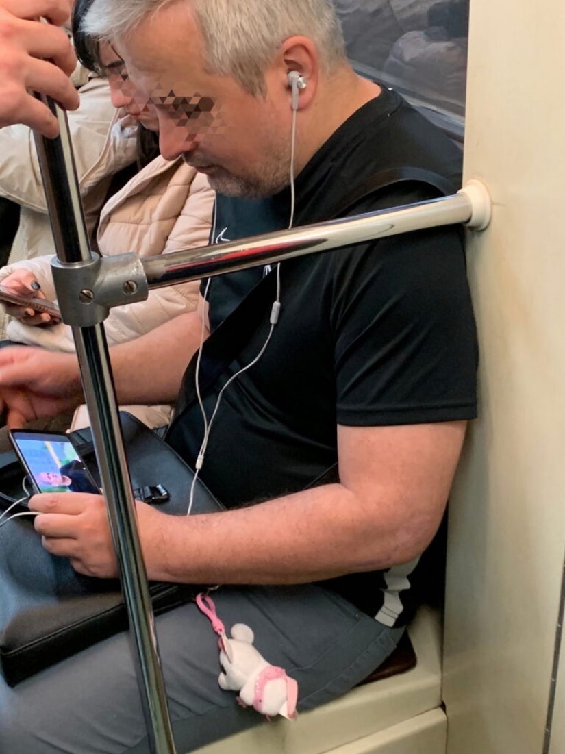 Encuentros inusuales en el metro: amantes de la moda, excéntricos y gente simplemente interesante. Encuentros inusuales en el metro: amantes de la moda, excéntricos y gente simplemente interesante.