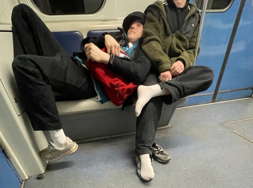 Encuentros inusuales en el metro: amantes de la moda, excéntricos y gente simplemente interesante. Encuentros inusuales en el metro: amantes de la moda, excéntricos y gente simplemente interesante.