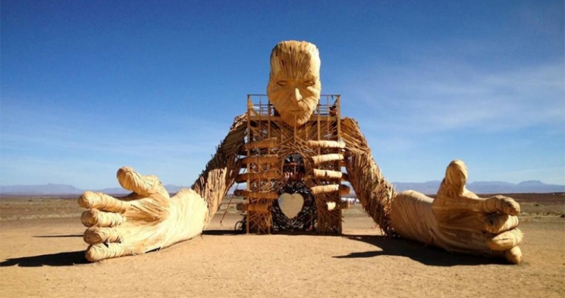 Esculturas audiovisuales de Daniel Popper que crean la atmósfera de los festivales