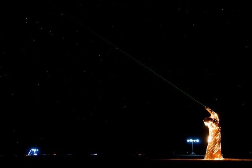 Esculturas audiovisuales de Daniel Popper que crean la atmósfera de los festivales