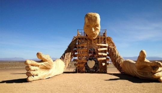 Esculturas audiovisuales de Daniel Popper que crean la atmósfera de los festivales