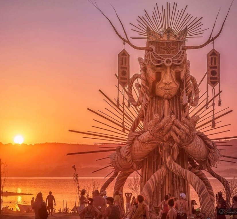 Esculturas audiovisuales de Daniel Popper que crean la atmósfera de los festivales