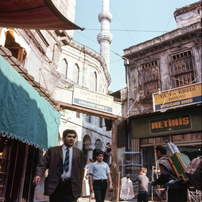 Estambul-la ciudad de los contrastes: 30 imágenes a color de la vida callejera en los años 70