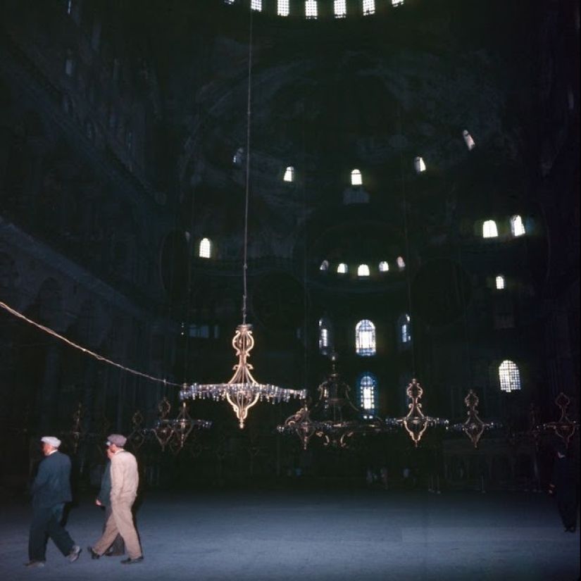 Estambul-la ciudad de los contrastes: 30 imágenes a color de la vida callejera en los años 70