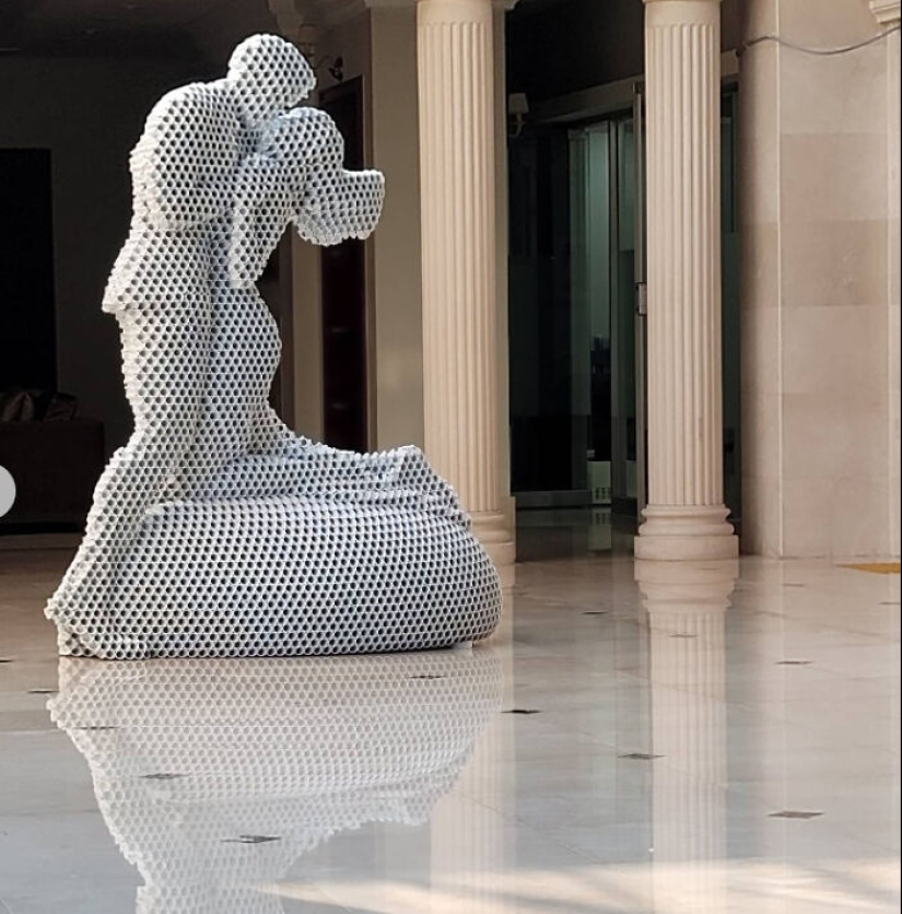 Este artista crea impresionantes esculturas de metal usando tubos apilados