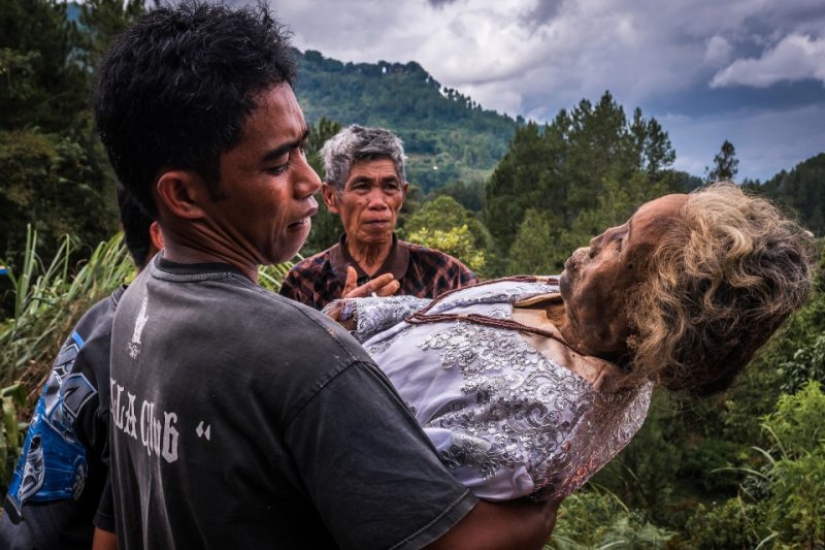 Eternal memory: residents of the Indonesian tribe have kept the bodies of deceased relatives in their homes for decades Eternal memory: residents of the Indonesian tribe have kept the bodies of deceased relatives in their homes for decades
