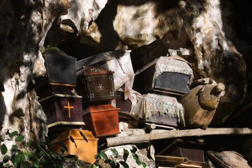 Eternal memory: residents of the Indonesian tribe have kept the bodies of deceased relatives in their homes for decades Eternal memory: residents of the Indonesian tribe have kept the bodies of deceased relatives in their homes for decades