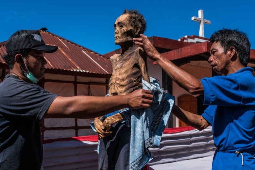 Eternal memory: residents of the Indonesian tribe have kept the bodies of deceased relatives in their homes for decades Eternal memory: residents of the Indonesian tribe have kept the bodies of deceased relatives in their homes for decades