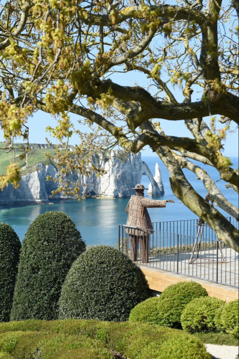 Etretat Gardens is an amazing and crazy place, imbued with the spirit of creativity Etretat Gardens is an amazing and crazy place, imbued with the spirit of creativity
