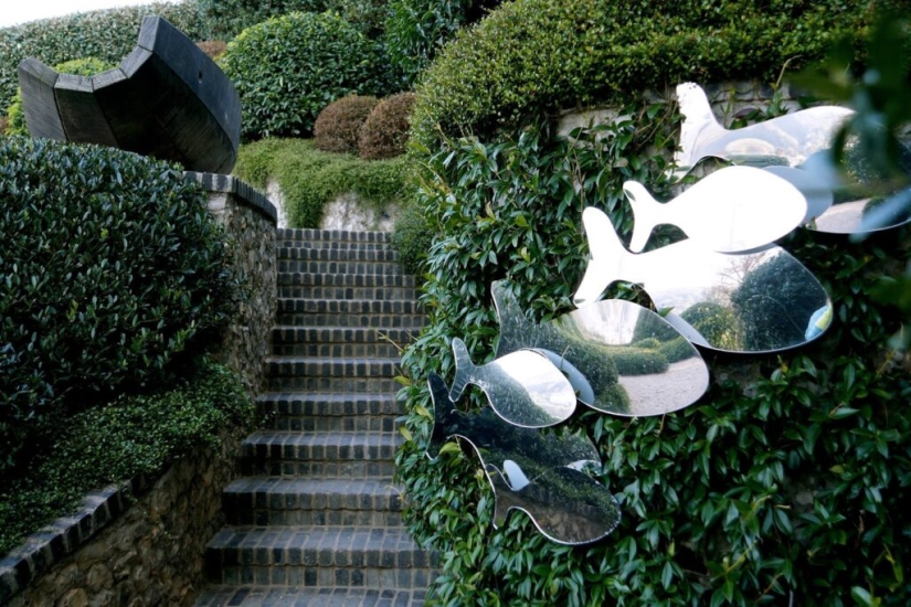 Etretat Gardens is an amazing and crazy place, imbued with the spirit of creativity Etretat Gardens is an amazing and crazy place, imbued with the spirit of creativity