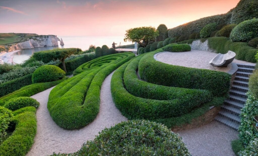 Etretat Gardens is an amazing and crazy place, imbued with the spirit of creativity Etretat Gardens is an amazing and crazy place, imbued with the spirit of creativity